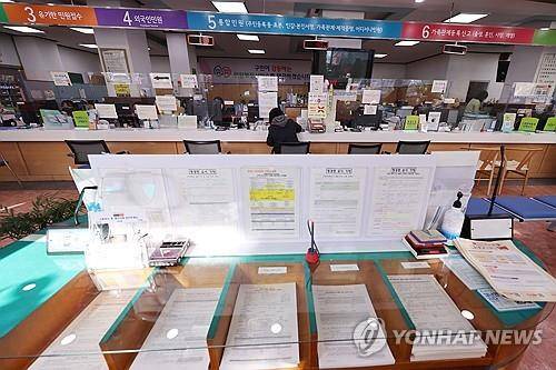 정부, 구비서류 제로화 추진 (서울=연합뉴스) 김주성 기자 = 30일 오후 서울 동작구청 민원실에 각종 민원서류 신청양식이 놓여 있다.  
    이날 행정안전부와 대통령 직속 디지털플랫폼정부위원회는 1천498종의 민원·공공서비스를 관공서 구비서류 없이 신청할 수 있는 '구비서류 제로화' 추진한다고 밝혔다. 2024.1.30
    utzza@yna.co.kr
(끝)