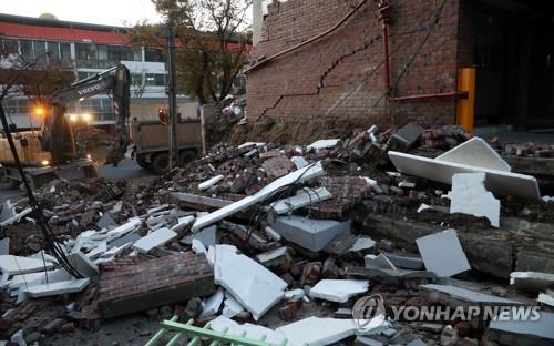 포항 지진으로 부서진 건물 [연합뉴스 자료사진]