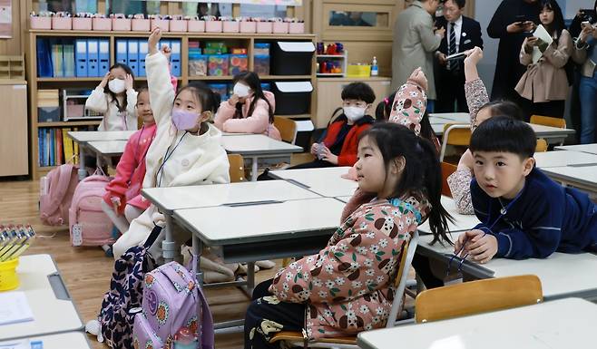 (대구=연합뉴스) 지난 26일 대구 삼영초등학교에서 맞춤형 프로그램에 참여한 1학년 학생들이 발표를 위해 손을 들고 있다. [교육부 제공]
