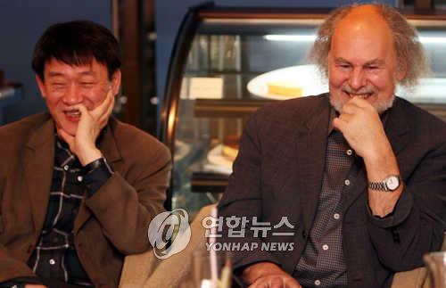 김민기(왼쪽)와 폴커 루트비히(2006년) [연합뉴스 자료사진]
