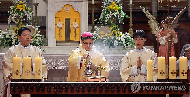 부활 대축일 미사 (서울=연합뉴스) 정순택 대주교가 31일 서울 중구 명동성당에서 열린 '주님 부활대축일 낮미사'에서 미사를 집전하고 있다. 2024.3.31 [사진공동취재단] photo@yna.co.kr