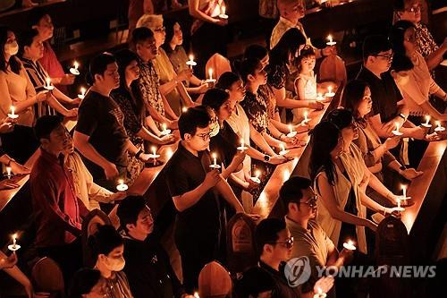 미사 드리는 인도네시아 가톨릭 신자들 (자카르타 AFP=연합뉴스) 30일(현지시간) 자카르타 성 크리스토포로스 성당에서 신자들이 부활절 철야 기도회에 참석해 촛불을 들고 있다. 2024.3.31 photo@yna.co.kr