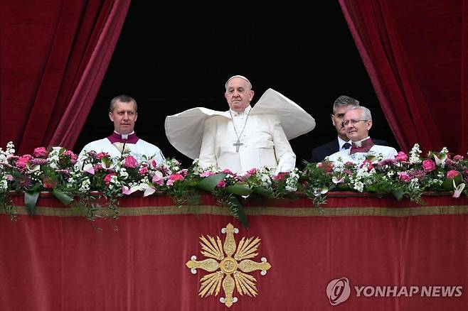 부활절 메시지 전하는 교황 (바티칸 AFP=연합뉴스) 프란치스코 교황이 31일(현지시간) 성 베드로 대성당에서 '우르비 에트 오르비'(Urbi et Orbi·라틴어로 '로마와 전 세계에'라는 뜻) 부활절 메시지를 전달하고 있다. 2024.3.31 photo@yna.co.kr (끝)