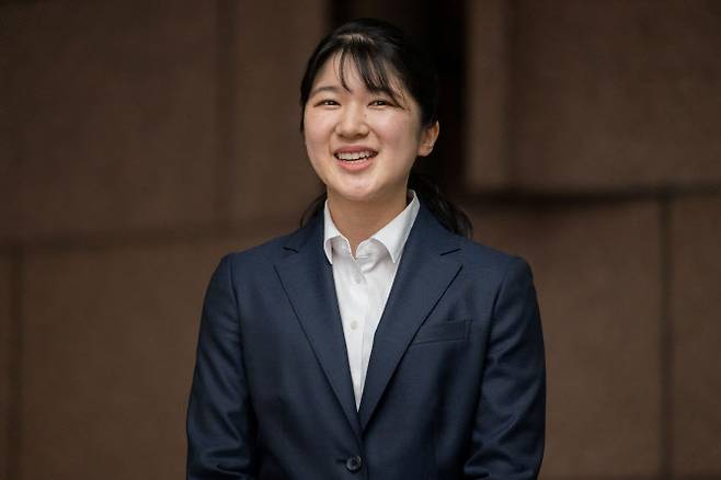 나루히토 일왕의 외동딸인 아이코 공주가 1일 일본 적십자사에서 언론을 향해 포즈를 취하고 있다.(사진=로이터)