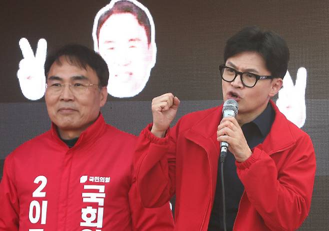 한동훈 국민의힘 비상대책위원장이 1일 오후 경남 창원시 진해구 중원 로터리를 찾아 같은 당 이종욱 창원 진해 후보에 대해 지지를 호소하고 있다. (사진=연합뉴스)