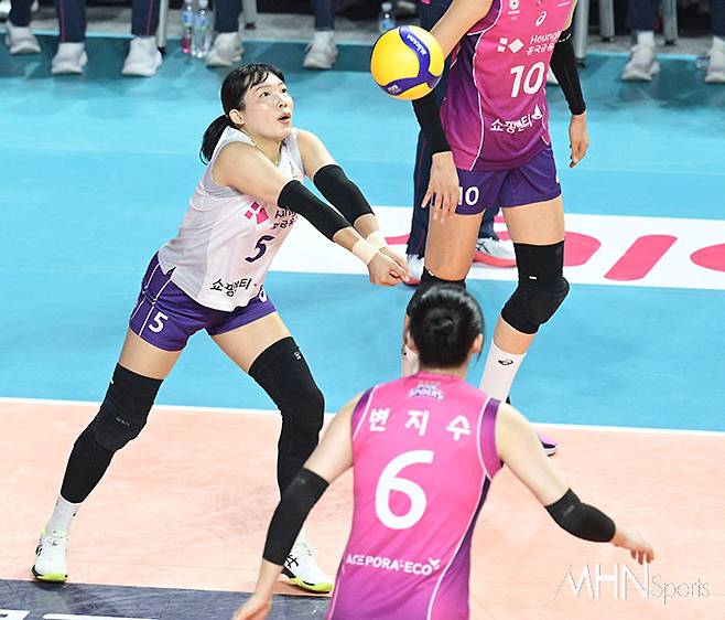 흥국생명 김해란이 리시브한다ⓒMHN스포츠 이지숙 기자