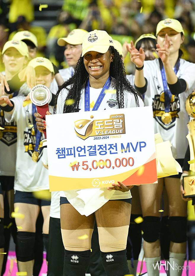 챔프전 MVP 선정된 현대건설 모마가 미소짓는다ⓒMHN스포츠 이지숙 기자