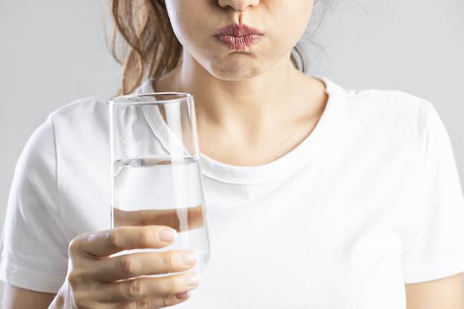 아침에 일어나 물로 가글 후 내뱉는 것이 건강을 유지하는데 도움이 된다. [사진=게티이미지뱅크]