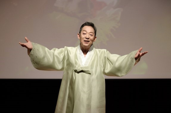 김세철 원장이  2021년 열린 첫 개인발표회 '아리랑과 함께 하는 우리 소리와 춤'에서 매화타령을 부르고 있다.