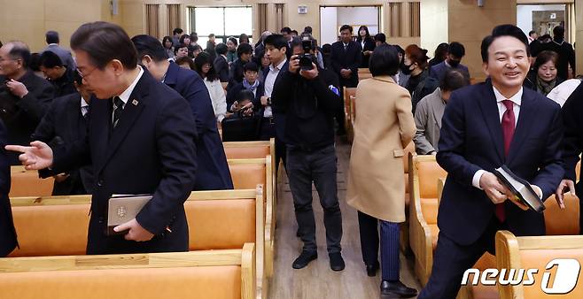 제22대 총선 인천 계양을에 출마한 이재명 더불어민주당 대표와 원희룡 국민의힘 계양을 후보가 31일 오전 인천 계양구 가나안교회에서 부활절 예배를 마친 후 이동하고 있다. (공동취재) 2024.3.31/뉴스1 ⓒ News1 임세영 기자