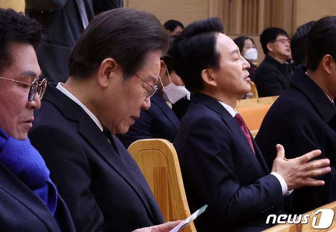 제22대 총선 인천 계양을에 출마한 이재명 더불어민주당 대표와 원희룡 국민의힘 계양을 후보가 31일 오전 인천 계양구 가나안교회에서 열린 부활절 예배에 참석하고 있다. (공동취재) 2024.3.31/뉴스1 ⓒ News1 임세영 기자