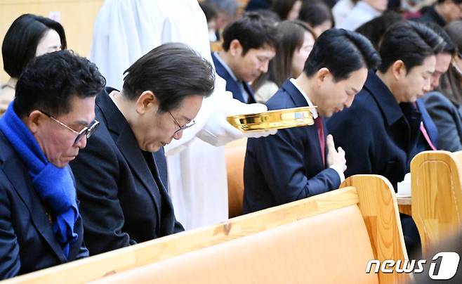 제22대 총선 인천 계양을에 출마한 이재명 더불어민주당 대표와 원희룡 국민의힘 후보가 31일 인천 계양구 가나안교회에서 열린 부활절 예배에 참석해 기도하고 있다. (공동취재) 2024.3.31/뉴스1 ⓒ News1 임세영 기자