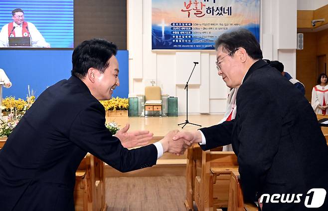 제22대 총선 인천 계양을에 출마한 이재명 더불어민주당 대표(오른쪽)와 원희룡 국민의힘 후보가 31일 인천 계양구 가나안교회에서 부활절 예배를 드린 뒤 인사하고 있다. (공동취재) 2024.3.31/뉴스1 ⓒ News1 임세영 기자