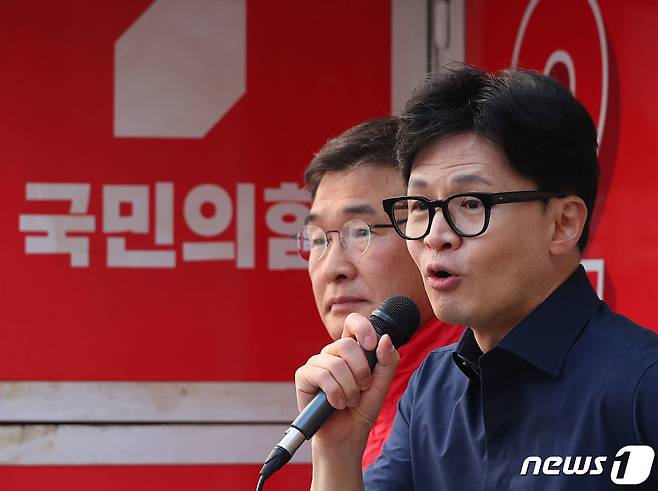 한동훈 국민의힘 총괄선거대책위원장이 1일 오전 부산 사상구에서 열린 '국민의힘으로 사상살리기' 애플아울렛 지원유세에서 김대식 사상구 후보 지지를 호소하고 있다. (공동취재) 2024.4.1/뉴스1 ⓒ News1 임세영 기자