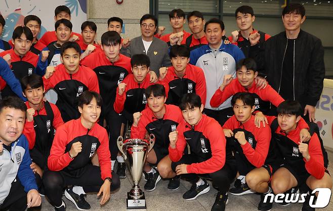 2024 서아시아축구연맹(WAFF) U-23 챔피언십에서 우승한 23세 이하(U-23) 축구대표팀 선수이 28일 오후 인천공항 제1터미널으로 귀국해 황선홍 감독과 기념 촬영을 하고 있다. 2024.3.28/뉴스1 ⓒ News1 김명섭 기자