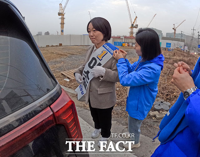 출근길 인사 준비 완료! 이 후보는 과천 푸르지오라비엔오 아파트 단지 앞에서 출근하는 지역 주민들에게 인사했다. /김세정 기자