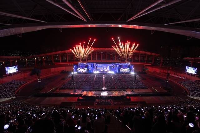 세븐틴은 4월 27~28일 서울월드컵경기장, 5월 18~19일 오사카 얀마 스타디움 나가이, 5월 25~26일 가나가와 닛산 스타디움 등 총 4개 도시에서 8회 공연을 한다. /플레디스엔터