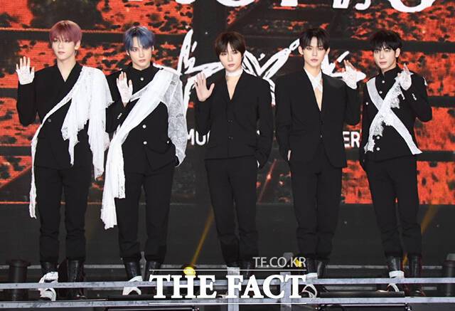 [더팩트ㅣ이새롬 기자] 그룹 투모로우바이투게더(TXT) 수빈, 휴닝카이, 범규, 연준, 태현(왼쪽부터)이 1일 오후 서울 성북구 고려대학교 화정체육관에서 열린 미니 6집 '미니소드 3 : 투모로우(minisode 3: TOMORROW)' 발매 기념 쇼케이스에 참석해 포즈를 취하고 있다.