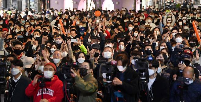 6일 서울 서대문구 현대백화점 유플렉스 앞에서 열린 한 서울시장 후보의 유세장에 모인 유권자들./국회사진기자단