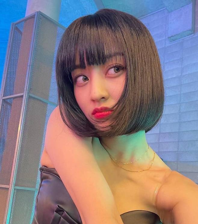 앞머리가 있는 보브 스타일의 태슬 컷 단발 스타일을 시도하기도 했던 지효. 지효의 스타일 변신에서 태슬 컷으로 즐길 수 있는 다양한 스타일링 아이디어를 얻을 수 있다. 지효 인스타그램.