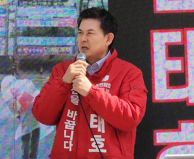 김태호 국민의힘 양산을 후보. 사진은 지난달 29일 경남 양산 서창시장 앞 유세차량에 올라 연설을 하고 있는 모습. /김태호 후보 캠프 제공