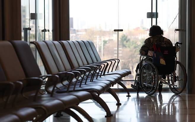 의과대학·대학병원 교수들이 외래 진료와 수술을 줄이기로 한 1일 오전 서울 한 대학병원에서 환자와 내원객들이 진료를 기다리고 있다. /연합뉴스