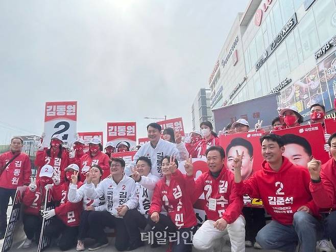 김진모(청주서원), 김수민(청주청원), 서승우(청주상당), 김동원(청주흥덕) 등 국민의힘 청주지역 후보자들이 31일 충북 청주시 흥덕구 메가폴리스앞 광장에서 합동유세 후 기념 사진을 촬영하고 있다. ⓒ데일리안 오수진 기자