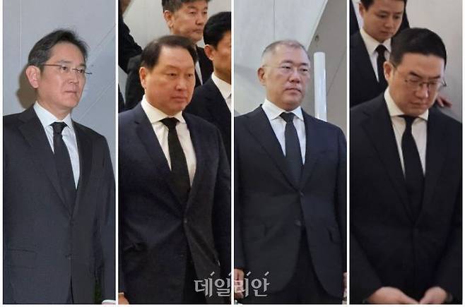 지난달 30일부터 이달 1일까지 고(故) 조석래 효성 명예회장의 빈소를 찾아 조문한 재계 인사들. (왼쪽부터)이재용 삼성전자 회장, 최태원 SK그룹 회장, 정의선 현대자동차 회장, 구광모 LG그룹회장. ⓒ공동취재단