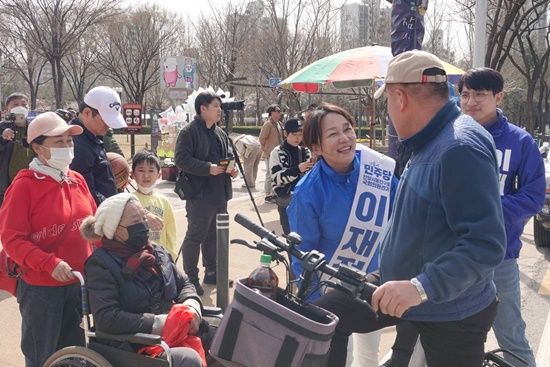 이재정 더불어민주당 경기 안양동안을 후보는 최근 관내 평촌중앙공원을 찾아 나들이 나온 시민들과 망중한의 시간을 보냈다. ⓒ캠프 제공