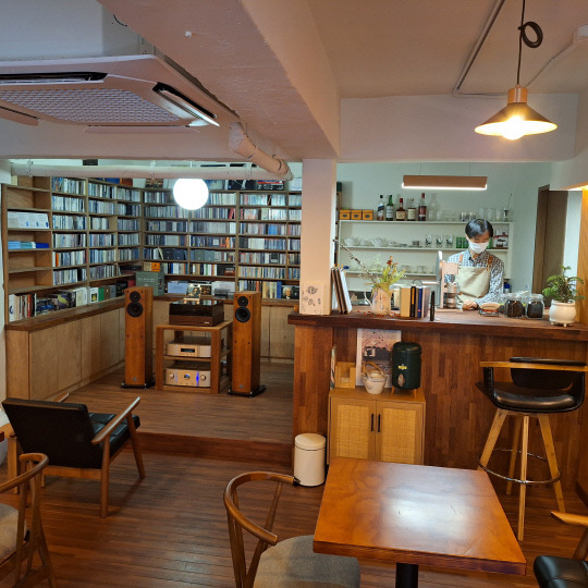 지난달 29일 방문한 서울 서대문구 카페 침묵. 카페 내부에서는 대화는 음료를 주문할 때를 제외하곤 금지되며 휴대폰 사용도 제한된다.<박상길 기자>