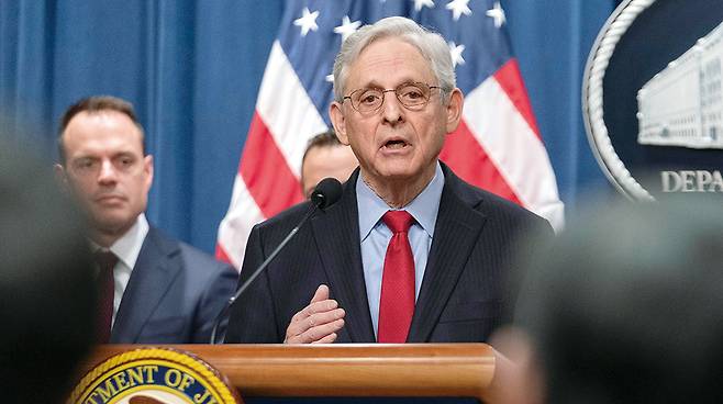 메릭 갈랜드 미 법무부 장관이 3월 21일 워싱턴 D.C.에서 열린 기자 회견에서 연설하고 있다. AP연합