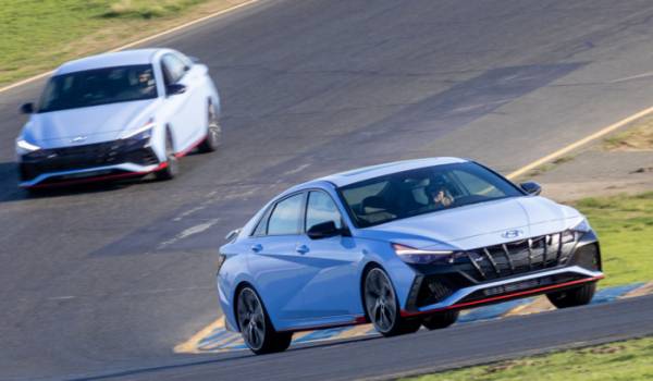 ▲현대차 고성능 N버전에는 '퍼포먼스 블루'로 불리는 하늘색이 인기다. 다른 모델은 선택이 불가능하고 오직 N버전만 이 컬러를 고를 수 있다.  (사진제공 현대차)