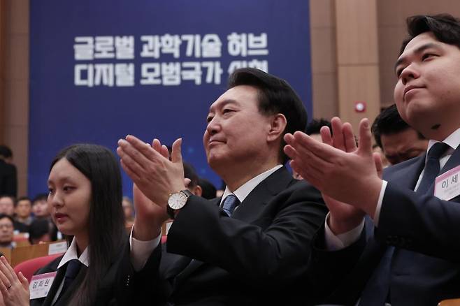 윤석열 대통령이 지난 1월 5일 서울 성북구 한국과학기술연구원(KIST)에서 열린 2024년 과학기술인·정보방송통신인 신년인사회에서 박수치고 있다. 사진=대통령실