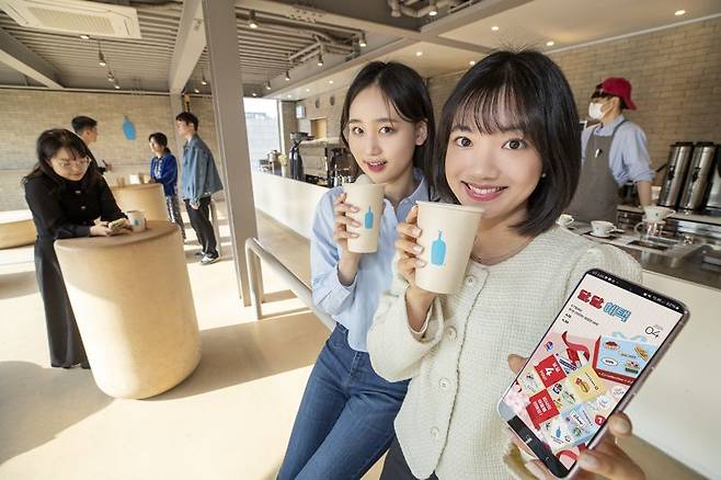 KT 모델들이 서울 삼청동 블루보틀 삼청 카페에서 KT 멤버십 ‘달.달.혜택’ 4월 프로모션을 소개하고 있다. KT 제공