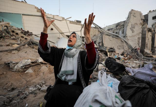이스라엘군이 1일 팔레스타인 가자지구 최대 의료기관인 알시파 병원에서 철수하기로 한 가운데, 이날 한 여성이 파괴된 병원 앞에서 절망한 듯 두 손을 들어 보이고 있다. 가자지구=로이터 연합뉴스