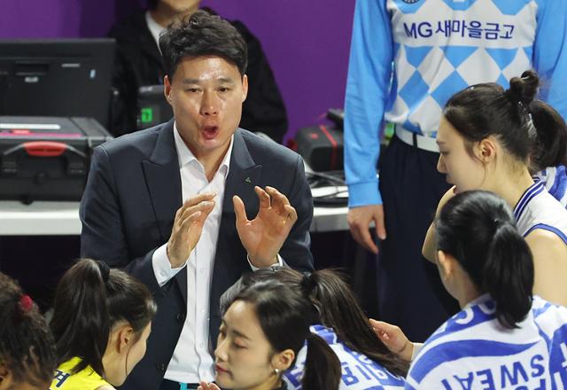 프로배구 여자부 현대건설의 강성형 감독이 1일 인천삼산월드체육관에서 열린 흥국생명과의 2023~24시즌 V리그 챔피언결정전 3차에서 선수들에게 지시사항을 전달하고 있다. 인천=연합뉴스