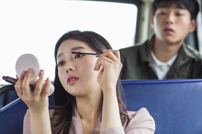 대중교통에서 화장하는 것은 피부에 독이 될 수 있어 좋지 않다./사진=게티이미지뱅크
