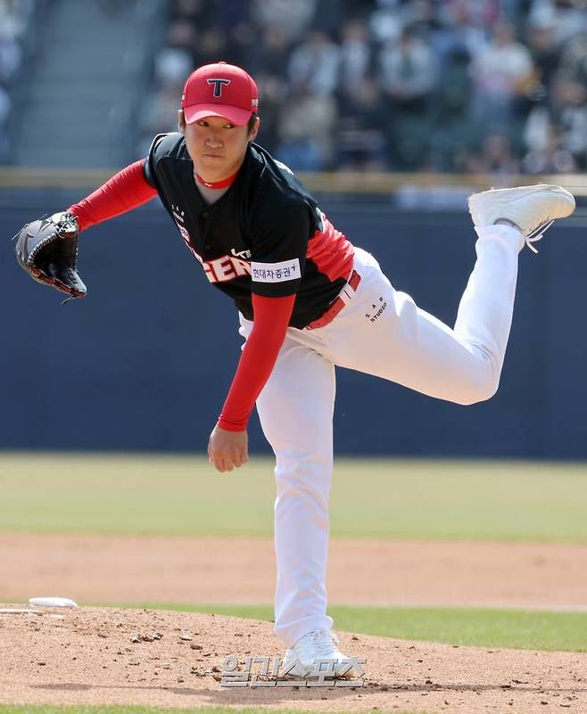 31일 오후 서울 잠실야구장에서 열린 KIA와 두산 경기. KIA 선발 윤영철이 힘차게 공을 던지고있다ㅣ. 잠실=정시종 기자 capa@edaily.co.kr