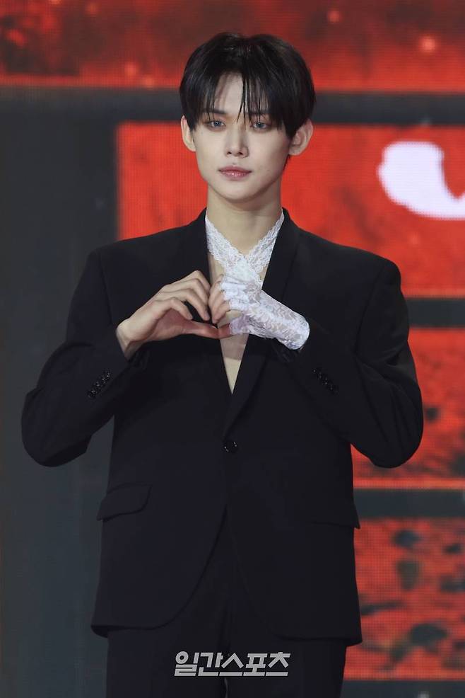 그룹 투모로우바이투게더(TXT) 연준이 1일 오후 서울 성북구 고려대학교 서울캠퍼스 화정체육관에서 열린 미니 6집 'minisode 3: TOMORROW' 발매 기념 쇼케이스에 참석해 포즈를 취하고 있다. 타이틀곡 'Deja Vu'(데자뷔)는 트랩의 하위 장르인 레이지와 이모 록이 결합된 팝 스타일의 곡이다. 서병수 기자 qudtn@edaily.co.kr /2024.04.01/