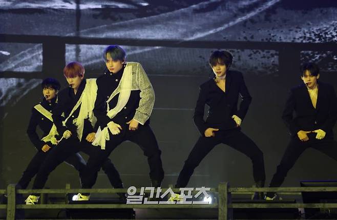 그룹 투모로우바이투게더(TXT) 수빈, 휴닝카이, 범규, 연준, 태현이 1일 오후 서울 성북구 고려대학교 서울캠퍼스 화정체육관에서 열린 미니 6집 'minisode 3: TOMORROW' 발매 기념 쇼케이스에 참석해 타이틀곡 무대를 선보이고 있다. 타이틀곡 'Deja Vu'(데자뷔)는 트랩의 하위 장르인 레이지와 이모 록이 결합된 팝 스타일의 곡이다. 서병수 기자 qudtn@edaily.co.kr /2024.04.01/