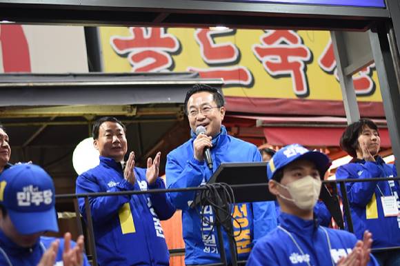 박성준 더불어민주당 의원이 28일 오후 서울시 중구 약수역 인근에서 유세 활동을 벌이고 있다. [사진=박성준 의원 캠프 제공.]