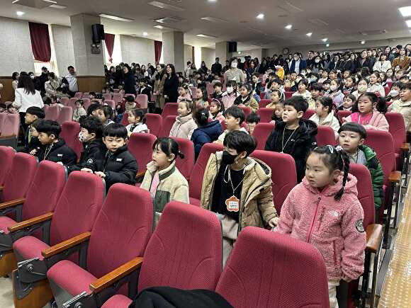 지난 4일 만정초등학교에서 입학실을 진행하고 있다. [사진=안성교육지원청]