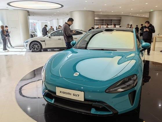 전기차 역시 ‘새로운 품질의 생산력’ 중 하나다. 지난달 28일 출시된 샤오미 스마트 전기차SU7. [신화통신]
