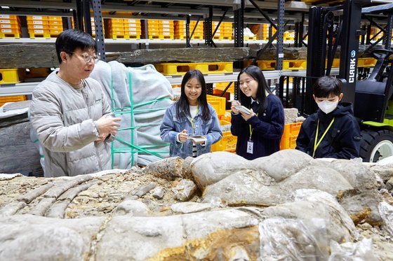 2009년 경북 포항시 장량택지개발지구에서 발견된 고래뼈 화석은 1300만~1400만 년 전 포항 지역이 바다였다는 걸 말해준다.