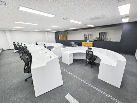 경기 연천 한 전방사단에서 시범운영이 준비 중인 AI 경계센터(가칭) 내부 모습. 비디오 월 앞 3개 좌석은 현재 1개 중대가 책임지는 3㎞씩의 경계 구간을 각각 맡는다. 비디오 월과 좌석 사이에는 영상분석서버 등 AI 장치가 놓여있다. 국방부.