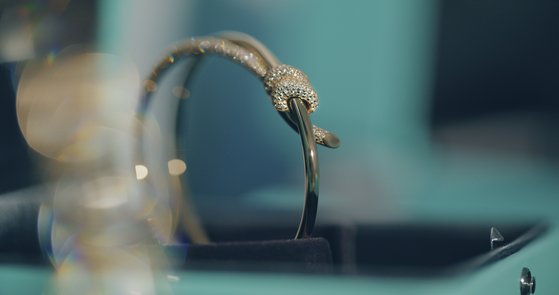 캠페인에 등장한 티파니 노트 컬렉션의 다이아몬드 브레이슬릿. 사진 티파니