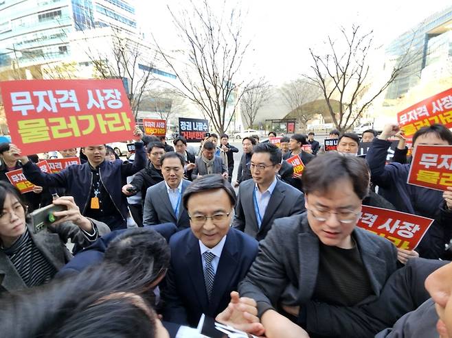 김백 YTN 사장(가운데)이 1일 오전 사장 취임에 반대하는 YTN노조 조합원들의 반대를 뚫고 출근하고 있다. /전국언론노조 YTN지부