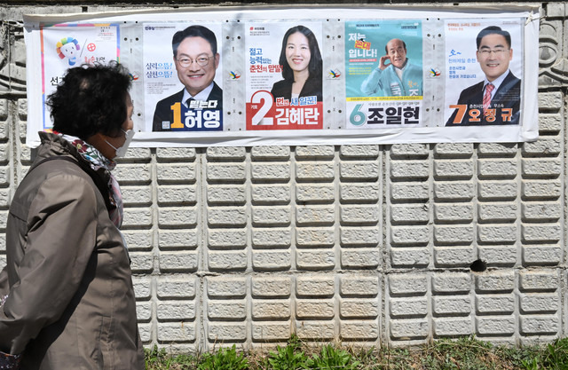 ▲ 제22대 국회의원선거를 10일 앞둔 31일 춘천 교동에 후보들의 선거벽보가 붙어 있다. 김정호