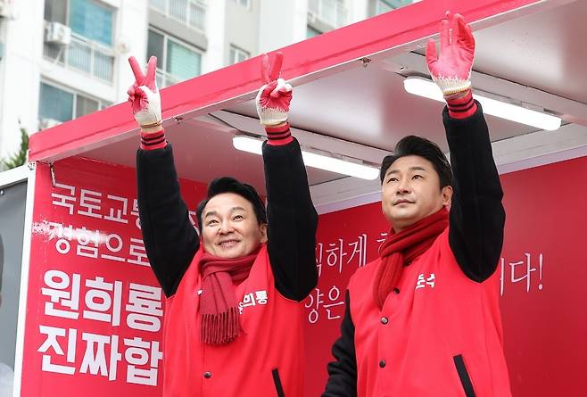 원희룡 국민의힘 계양을 후보와 이천수 후원회장이 4·10 총선 공식 선거운동이 시작된 28일 인천 계양구에 위치한 한 아파트에서 시민들에게 인사하고 있다. 뉴스1