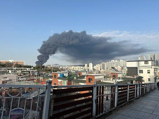 인천 석남동의 한 공장에서 발생한 화재로 검은 연기가 치솟고 있다. /사진=오세성 한경닷컴 기자